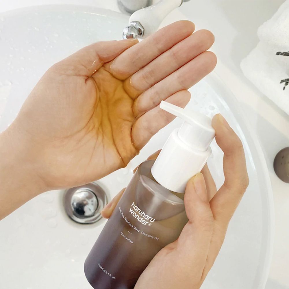Mani con olio detergente idratante al riso nero.