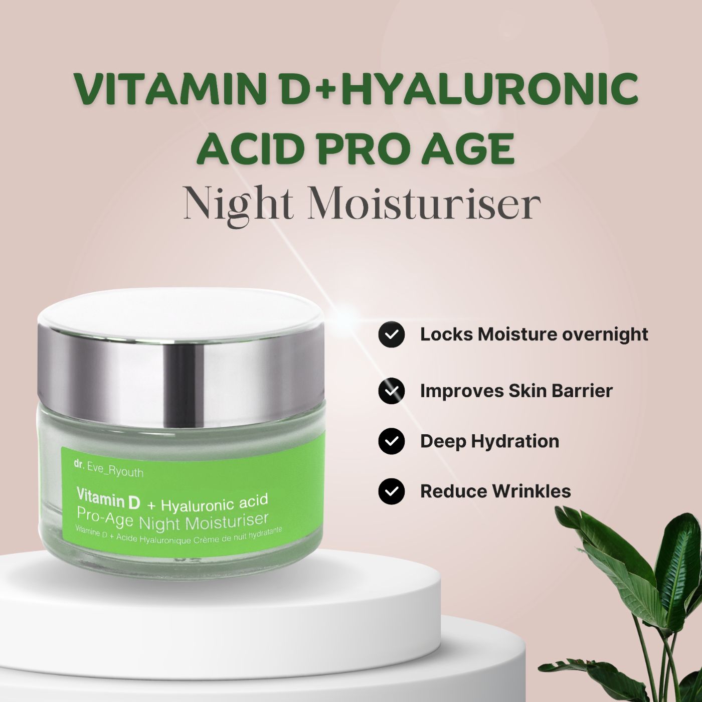 Vasetto di vetro con coperchio argentato. Etichetta verde con testo. Testo: Vitamin D + Hyaluronic acid Pro-Age Night Moisturiser. Su piedistallo.