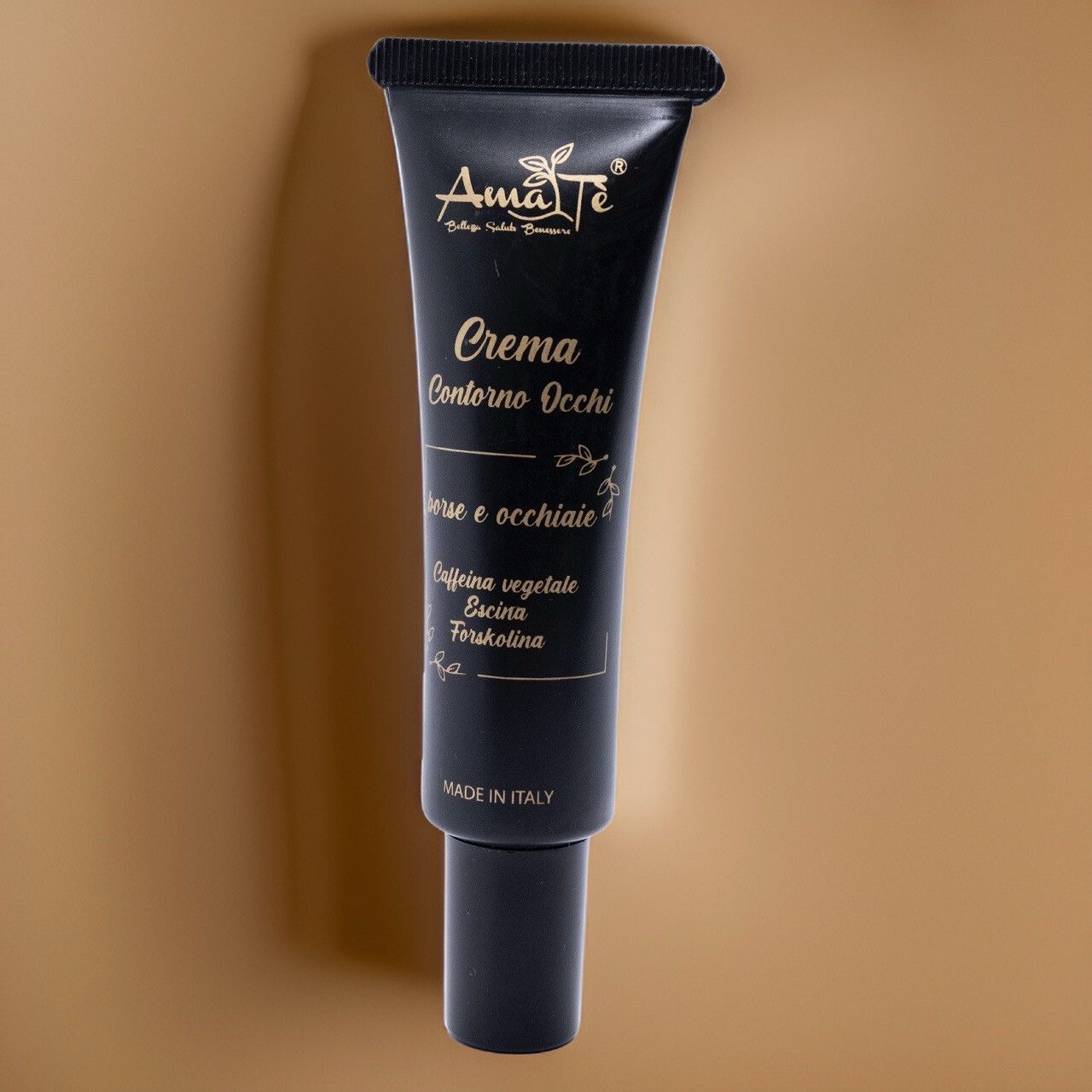 Tubo nero con testo dorato. Scritto: Amatè, Crema Contorno Occhi, Borse e occhiaie. Prodotto in Italia.