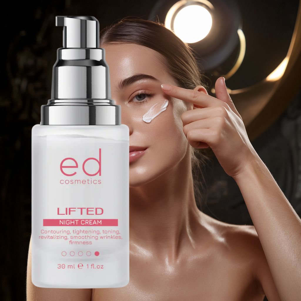 Donna applica crema. Flacone con erogatore argentato. Scritta: ed cosmetics, LIFTED NIGHT CREAM.