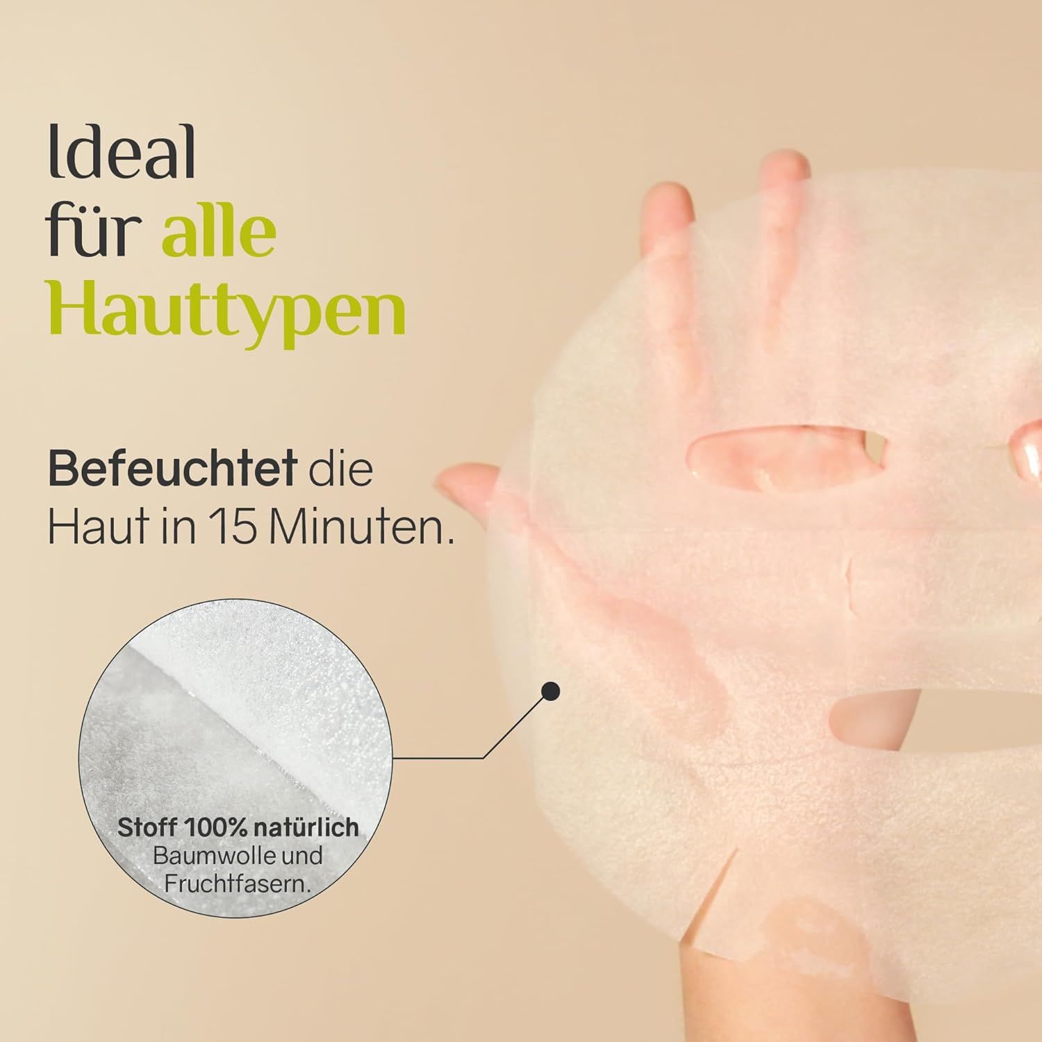 Mano che tiene una maschera per il viso. Testo: Ideale per tutti i tipi di pelle. Tessuto 100% naturale. Sfondo beige.