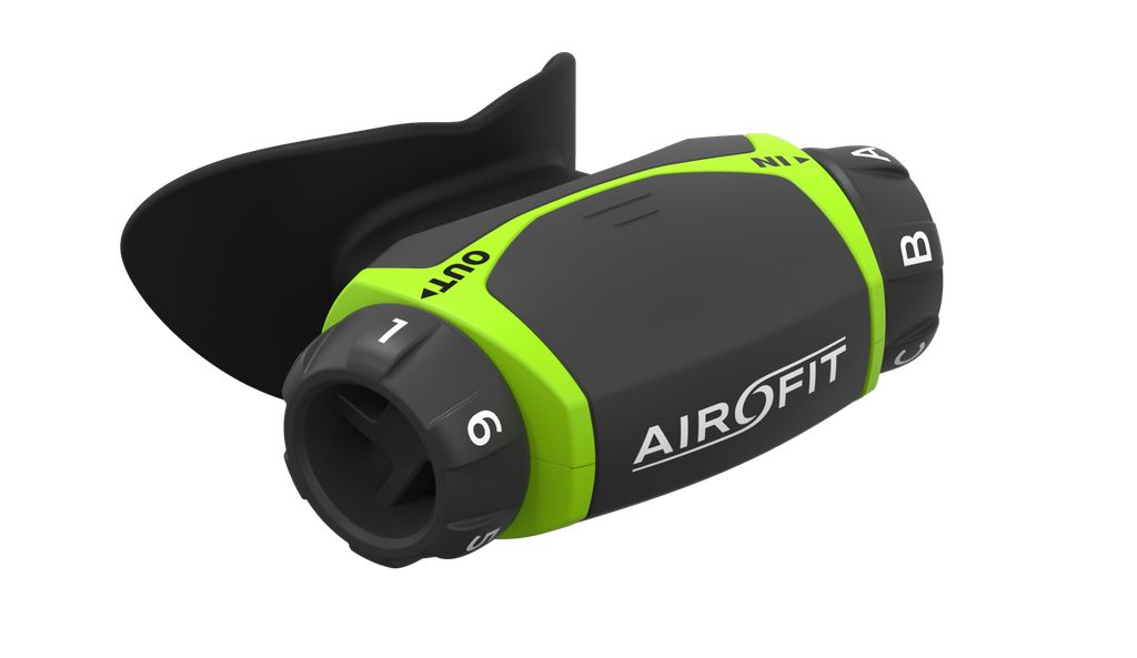 Allenatore respiratorio nero-verde con boccaglio. Sul dispositivo sono visibili numeri e le scritte 'IN' e 'OUT'. Logo Airofit.