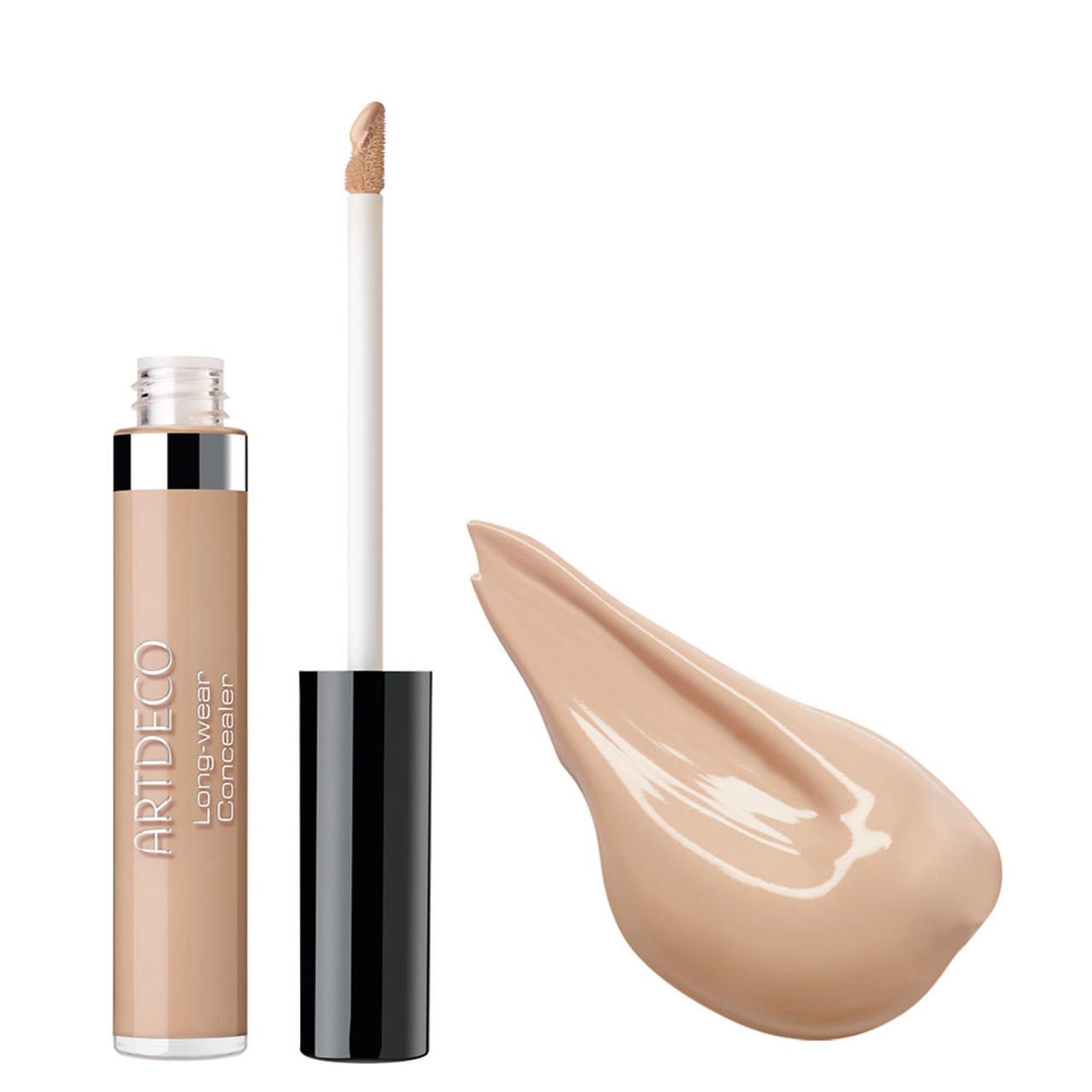 Flacone di correttore beige con applicatore e macchia. Scritta: Artdeco Long-Wear Concealer. Tappo nero, anello argentato.