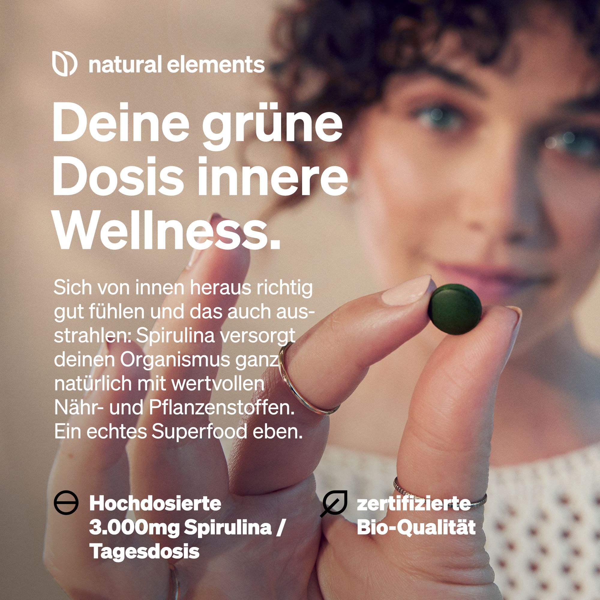 Donna tiene compressa. Testo: La tua dose verde di benessere interiore. 3.000 mg dose giornaliera. Qualità bio certificata.