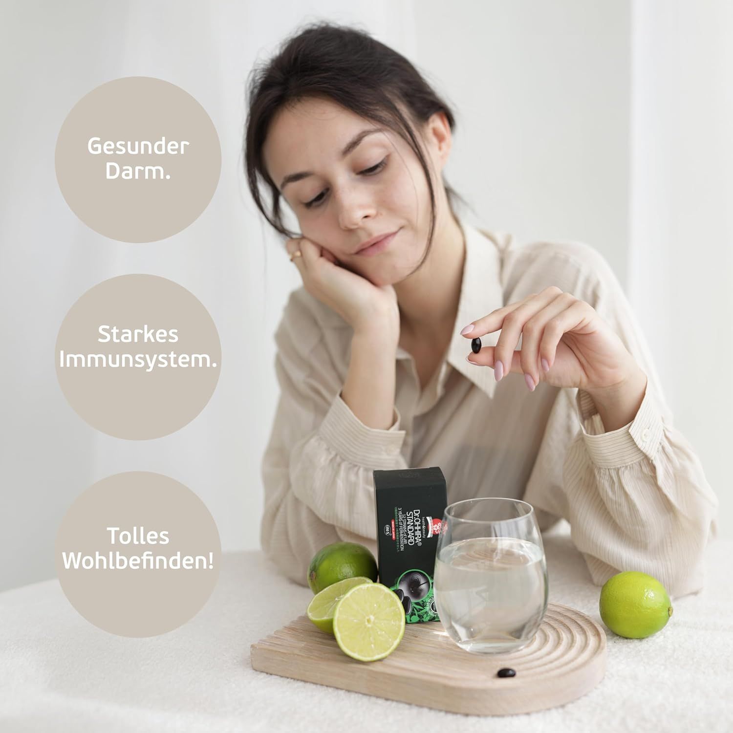 Donna tiene una capsula Dr. OHHIRA, con testo su intestino sano e sistema immunitario.