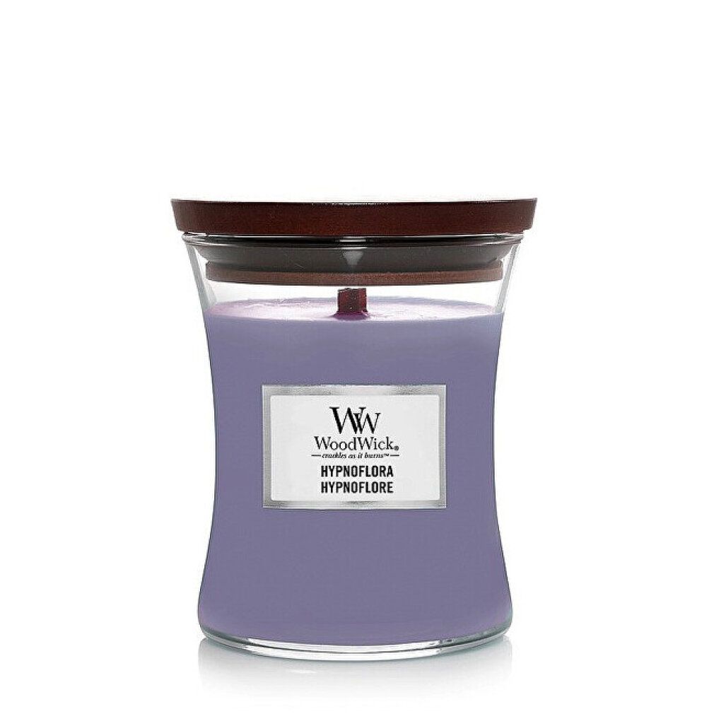 Candela con stoppino in legno, contenitore in vetro, coperchio in legno. Etichetta "WoodWick", "HYPNOFLORA". Cera viola.