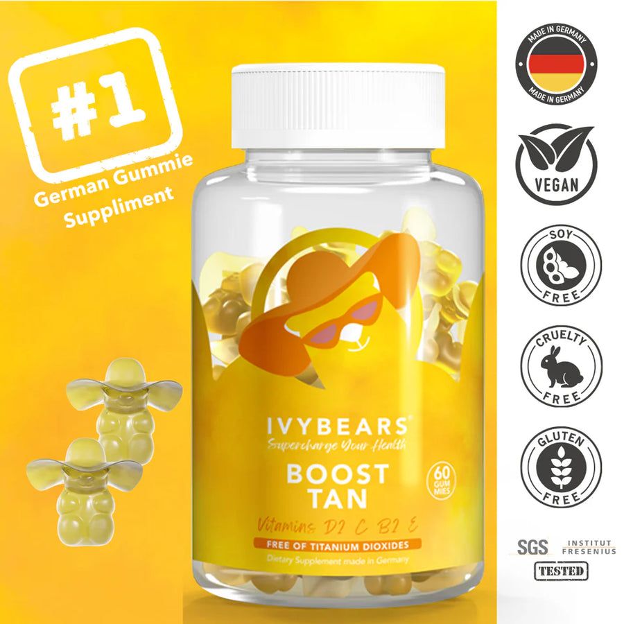 Flacone trasparente con etichetta gialla. Contiene orsetti gommosi gialli. Scritta: IVYBEARS Boost Tan, 60 caramelle gommose. Loghi: Vegano, Senza glutine, ecc.