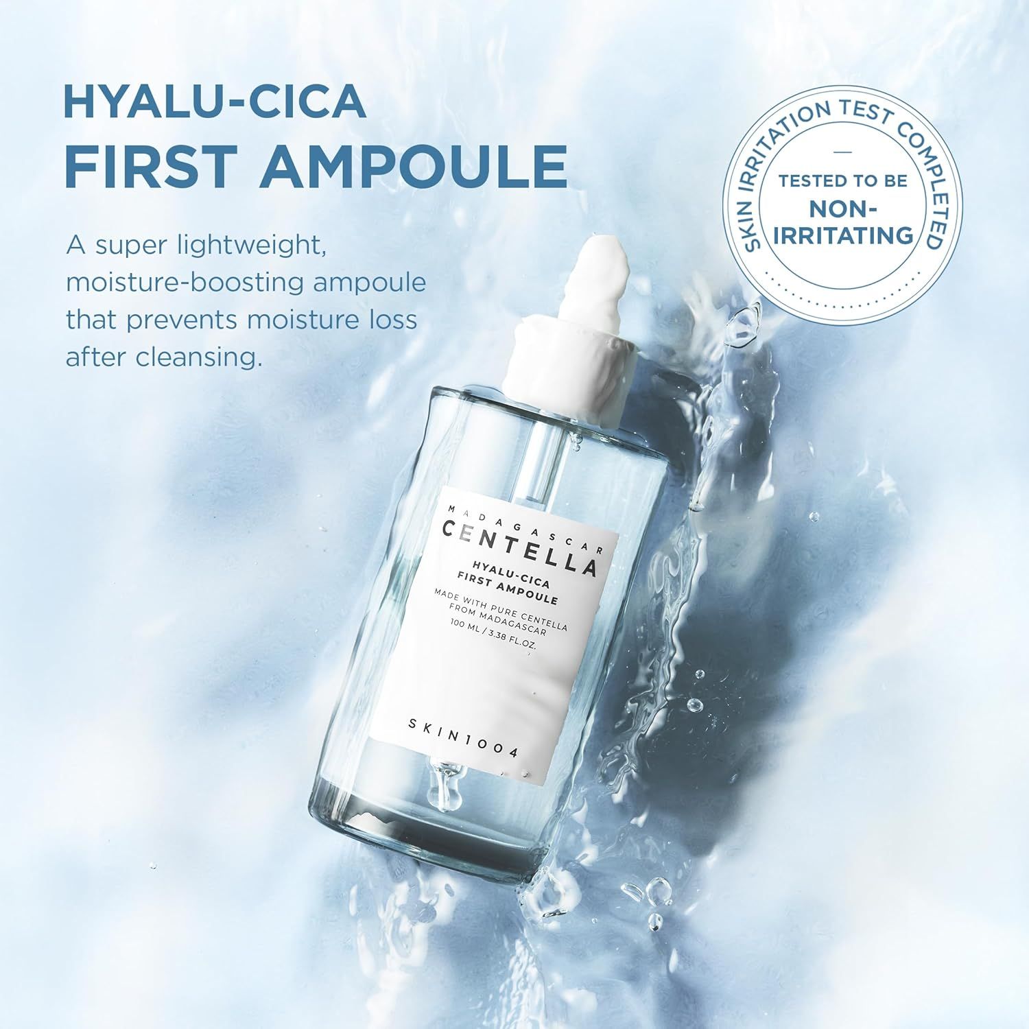 Flacone di siero in vetro. Scritta: HYALU-CICA FIRST AMPOULE. Testato non irritante. Sfondo d'acqua.