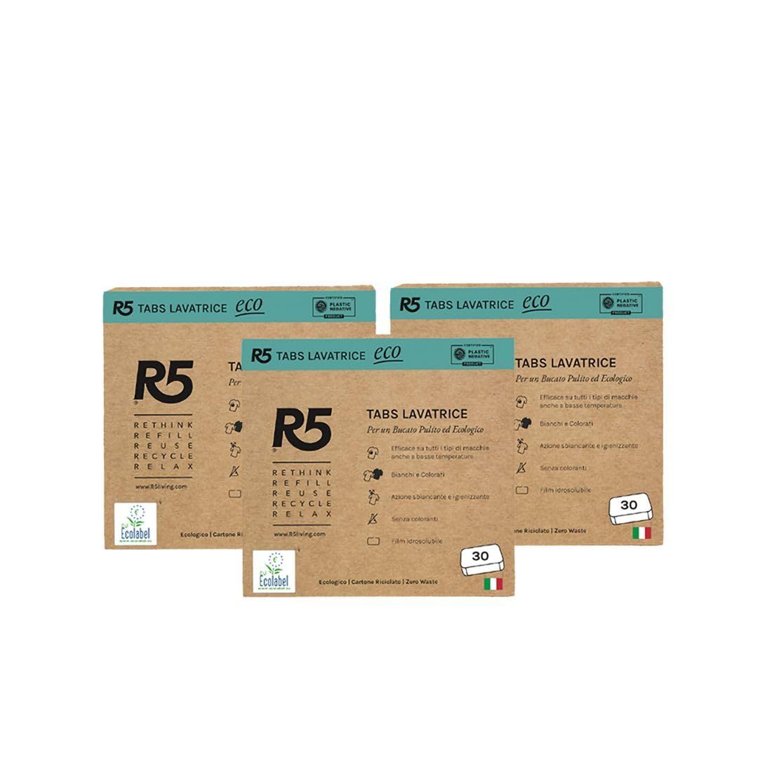 Tre confezioni di R5 Tabs Lavatrice Eco. Logo Ecolabel. 30 pastiglie per confezione. Bandiera italiana.