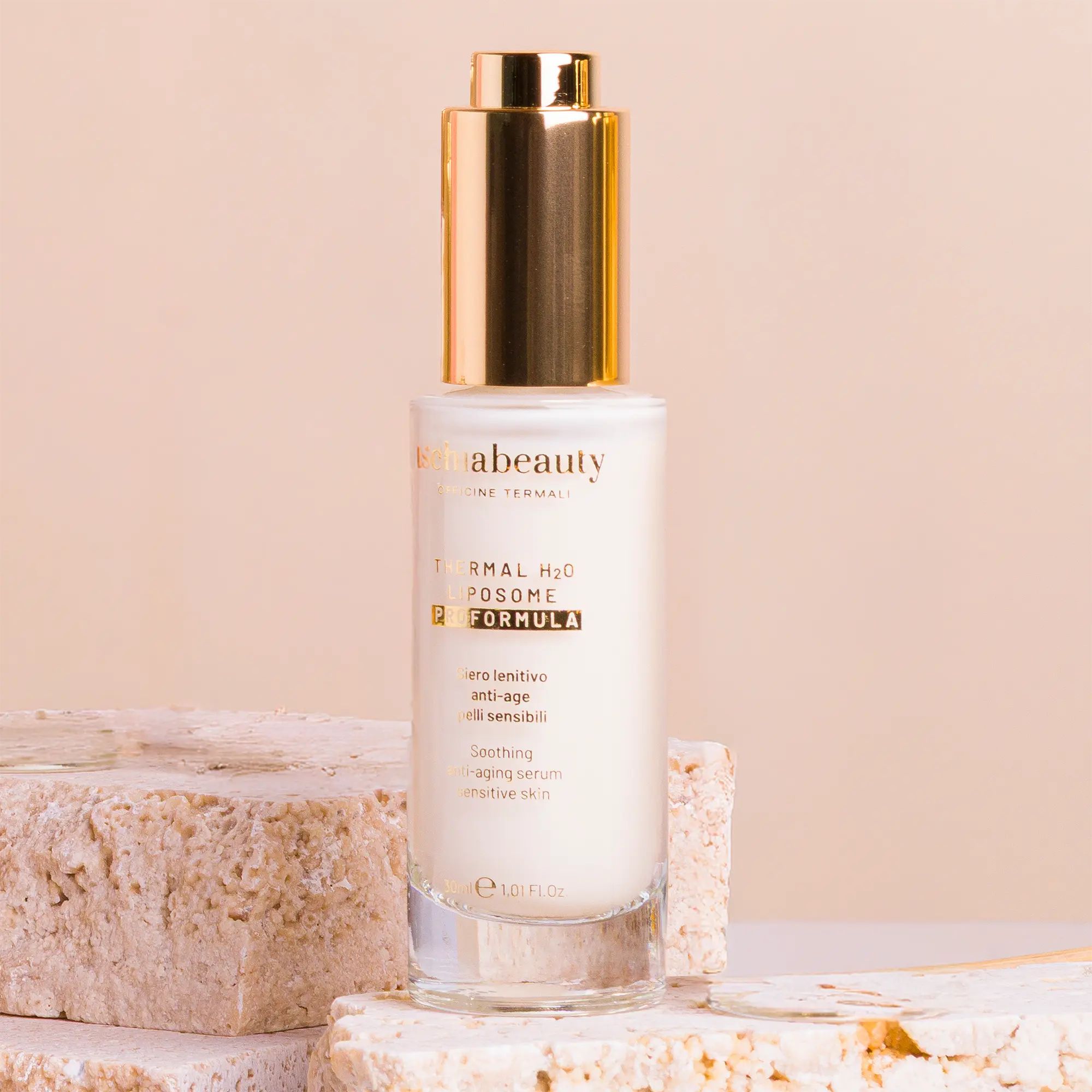 Flacone di siero bianco con tappo dorato. Scritte: ischiabeauty, Thermal H2O, Liposome Formula, Siero lenitivo anti-age pelli sensibili.