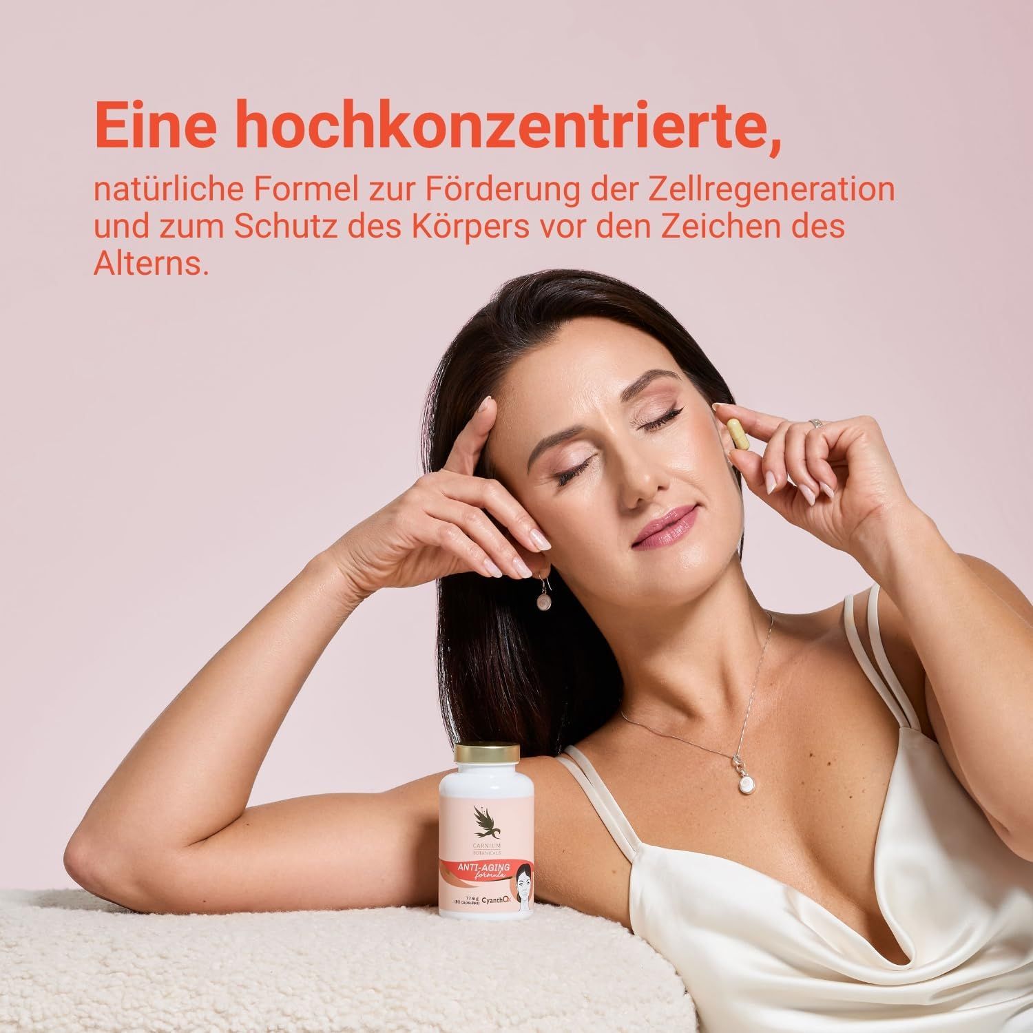 Donna tiene capsula e flacone. Flacone con tappo dorato. Scritta: Anti-Aging formula.