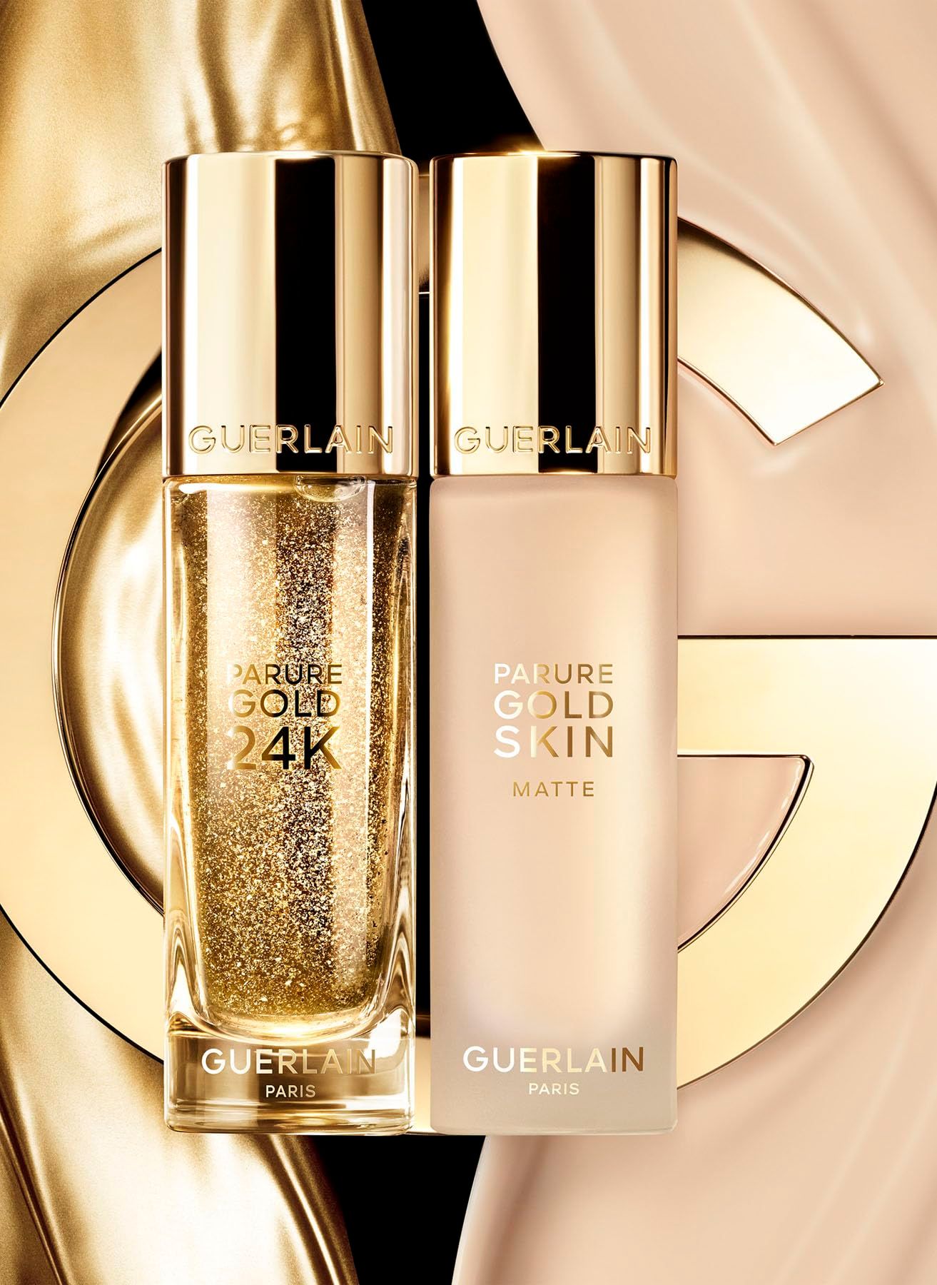Due flaconi Guerlain Parure Gold. Uno con particelle dorate, l'altro opaco. Scritta: Parure Gold.