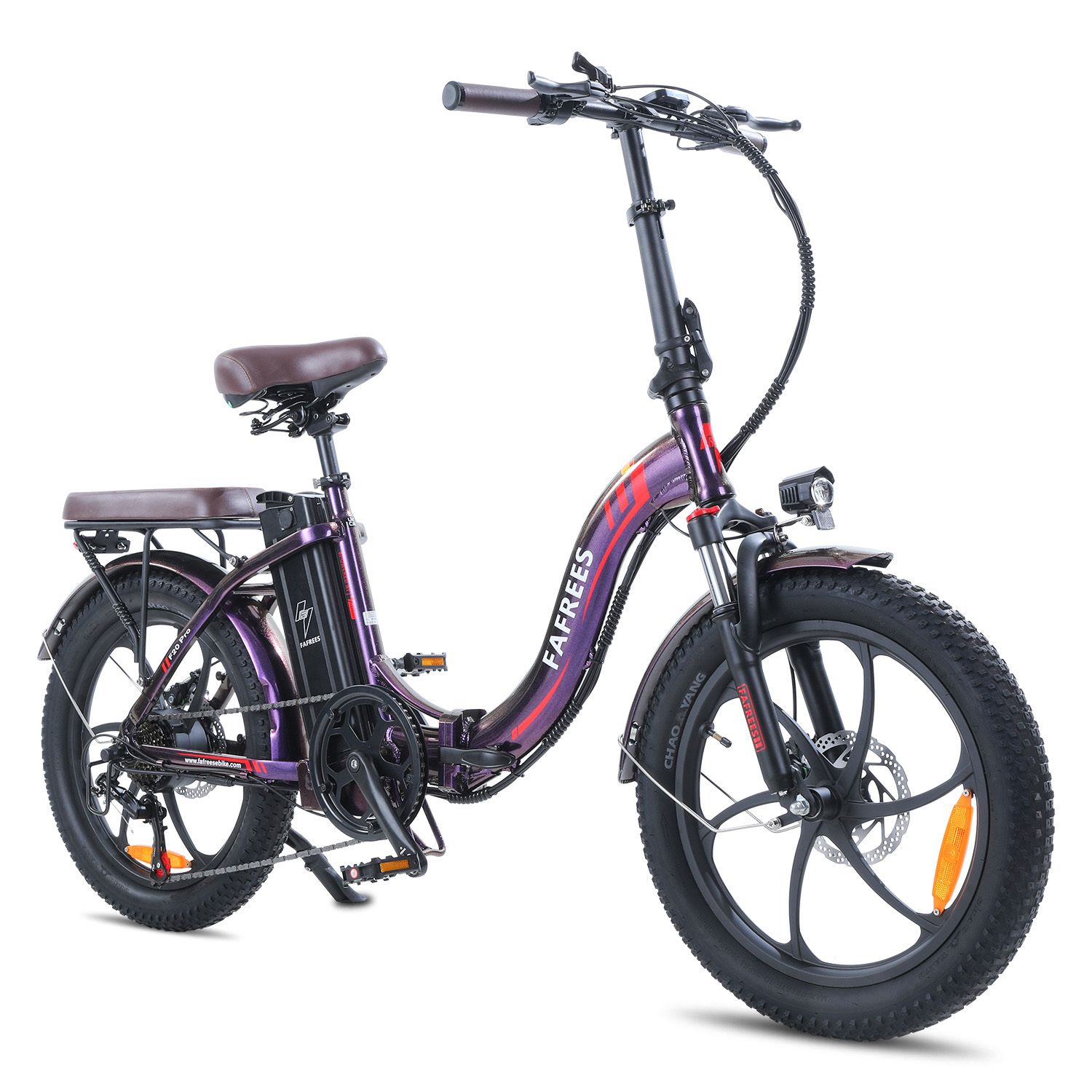 E-bike pieghevole viola. Sella marrone, portapacchi. Pneumatici neri, cerchi con catarifrangenti arancioni. Marchio FAFREES.
