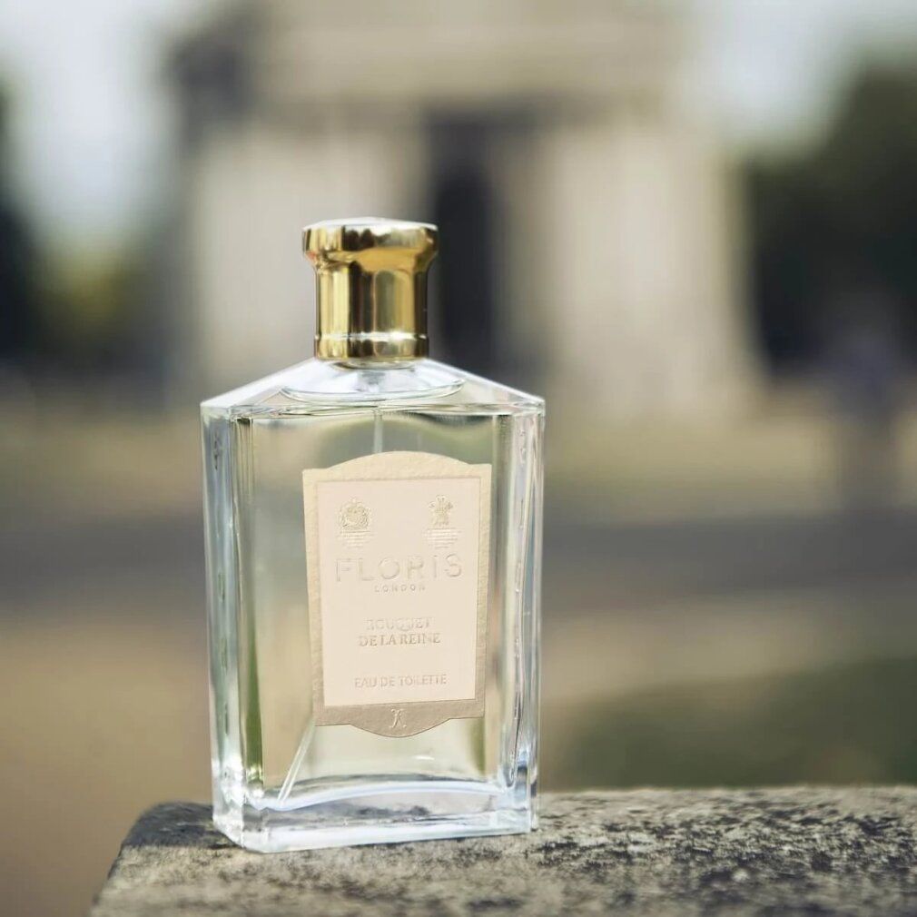 Flacone Floris Eau de Toilette su pietra. Tappo dorato, etichetta con stemma reale.