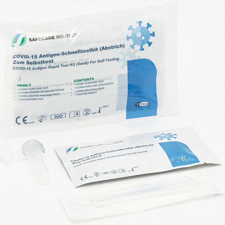 Kit di test rapido dell'antigene Safecare Bio-Tech Covid-19 con test, provetta, tampone e foglietto illustrativo. Componenti singoli accanto. CE 1434.