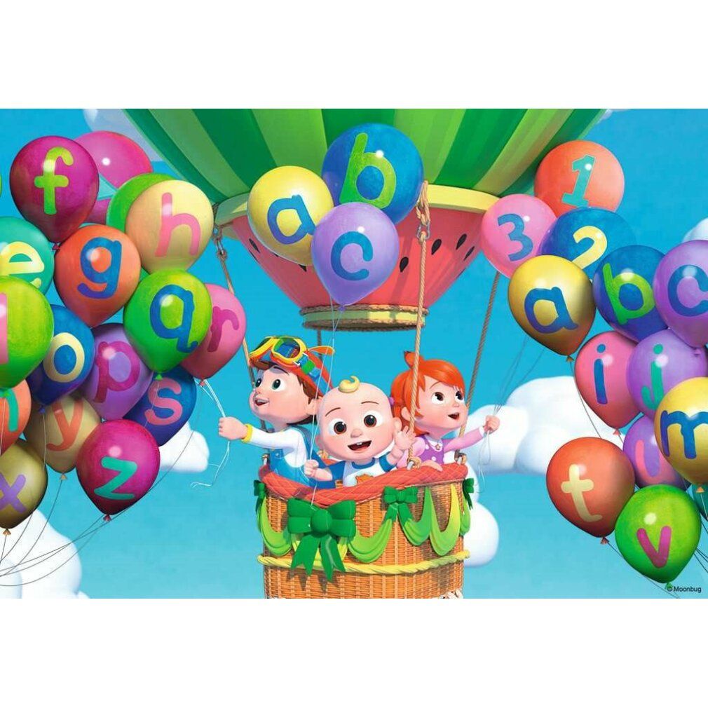 Motivo puzzle con personaggi Cocomelon in mongolfiera con palloncini con lettere. Cielo blu con nuvole sullo sfondo.