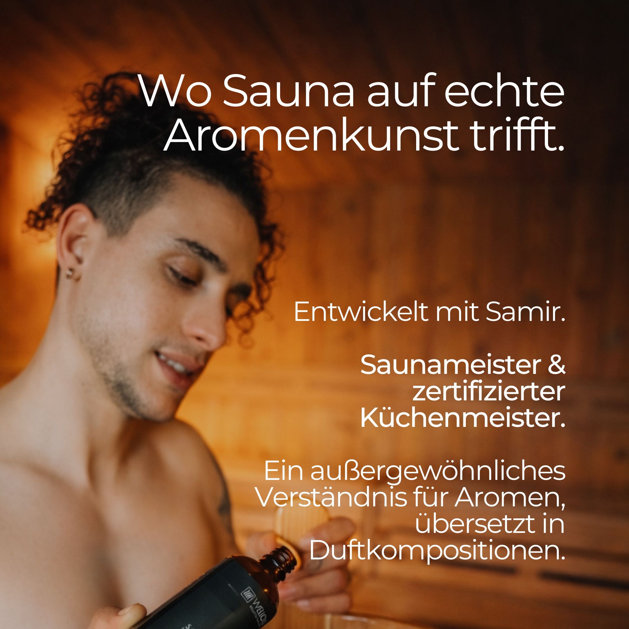 Uomo in sauna, tiene in mano una bottiglia. Testo: Dove la sauna incontra la vera arte aromatica. Sviluppato con Samir. Maestro di sauna e chef certificato.