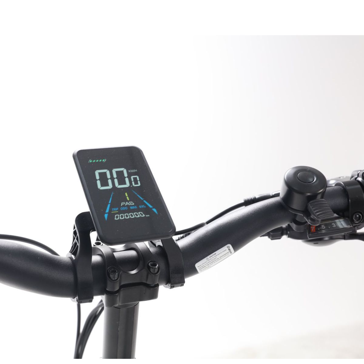 Manubrio con display. Mostra velocità, PAS e altre informazioni. Campanello nero.