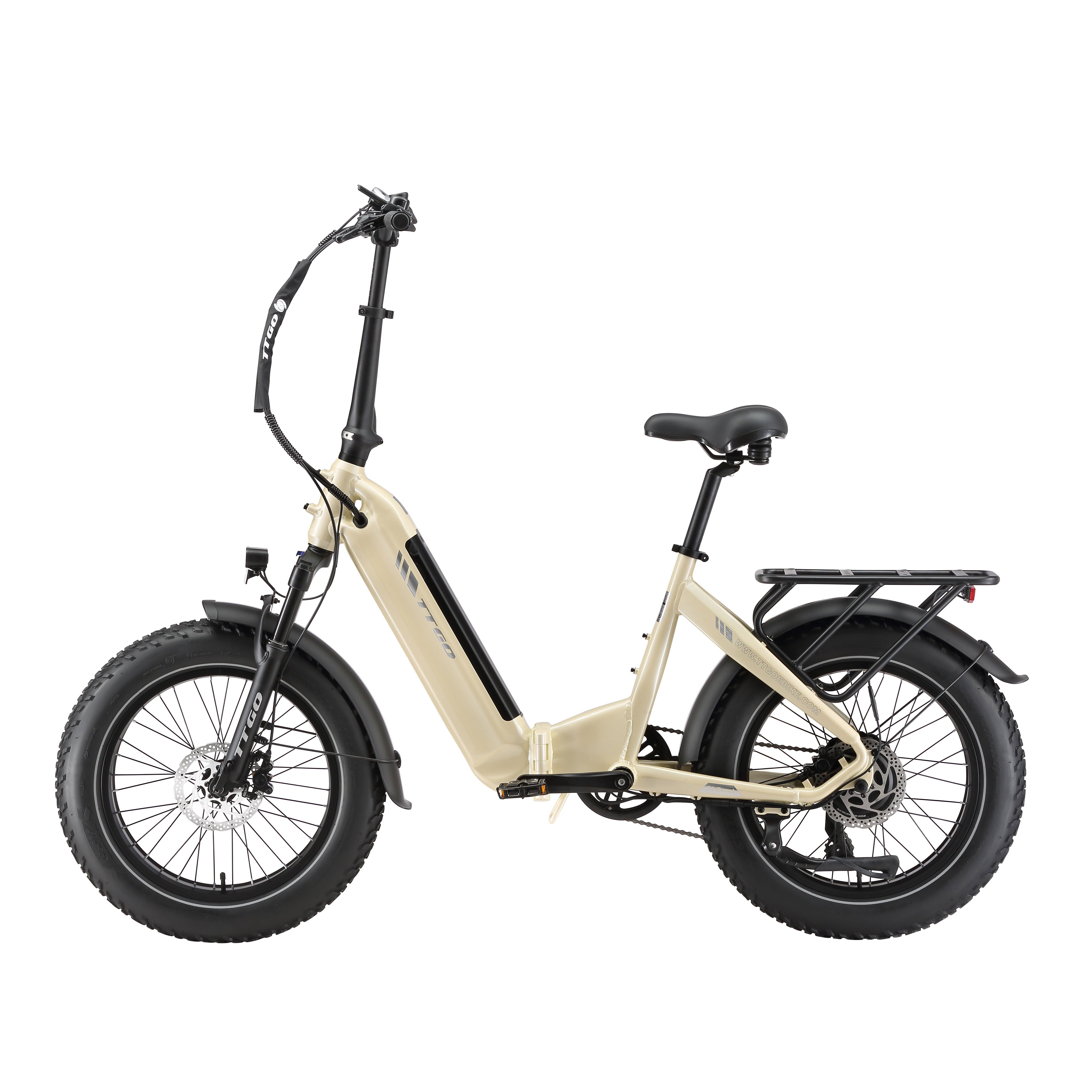 E-bike pieghevole beige con pneumatici neri. Sella nera, portapacchi. Scritta "ADVENTURE" sullo pneumatico.