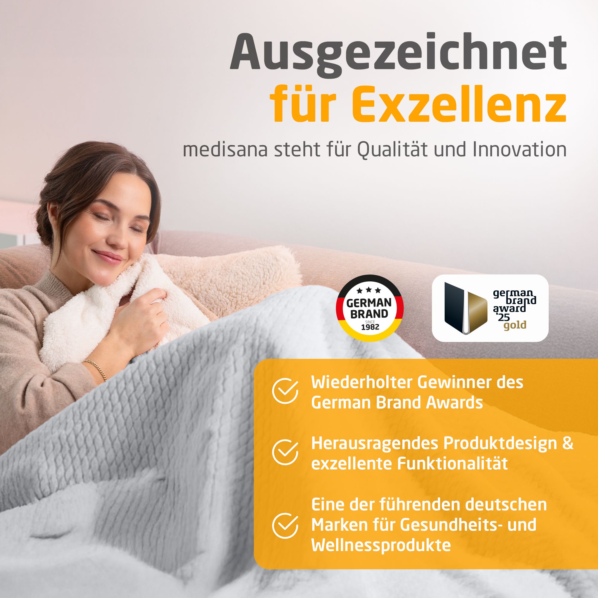 Donna con coperta termica sul divano. Logo Medisana. German Brand Award. Design di prodotto eccezionale. Prodotti per la salute e il benessere.