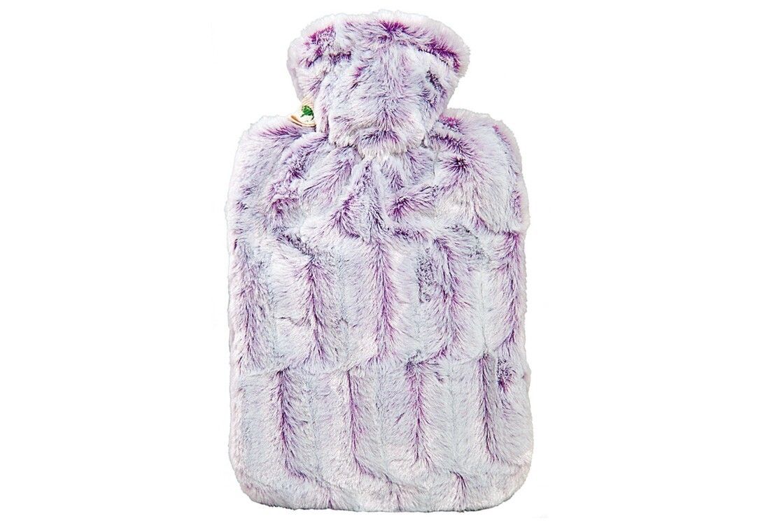 Borsa dell'acqua calda con rivestimento in finta pelliccia viola e bianca.