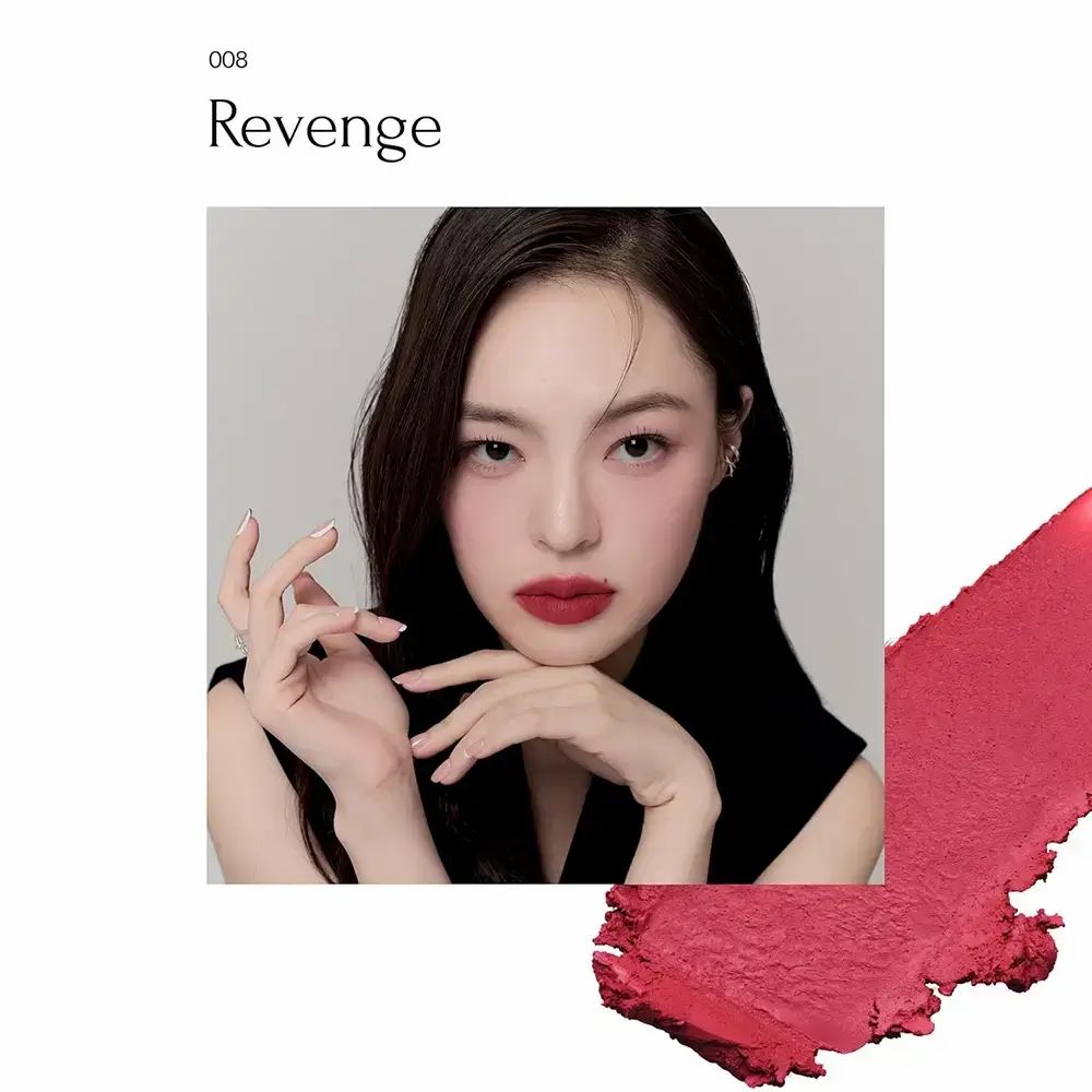 Donna con rossetto rosso. Scritta: 008 Revenge.
