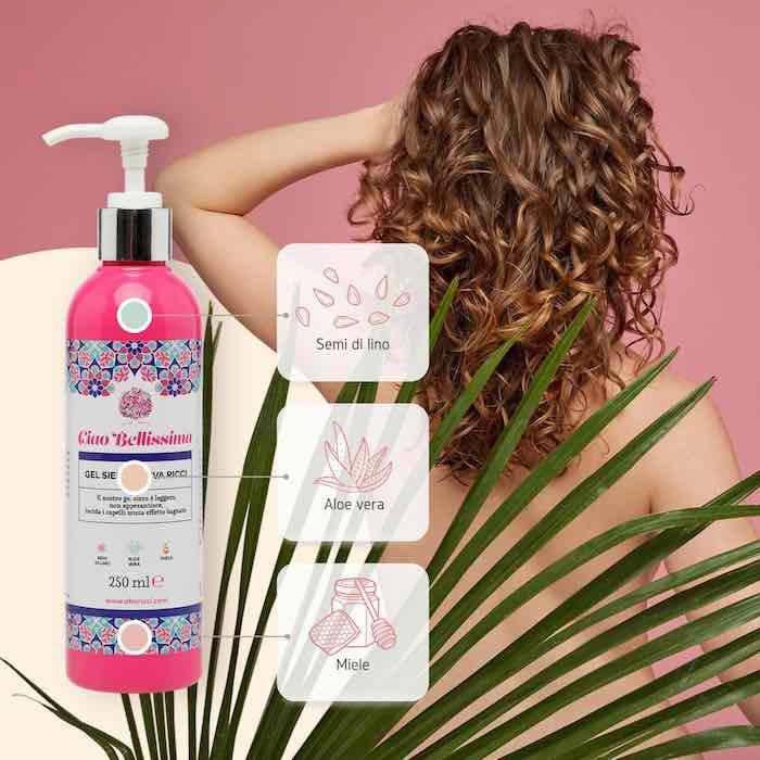 Flacone rosa con dosatore. Testo: Gel Siero Attiva Ricci, Ciao Bellissima. Ingredienti: Semi di lino, Aloe Vera, Miele. Donna con capelli ricci.