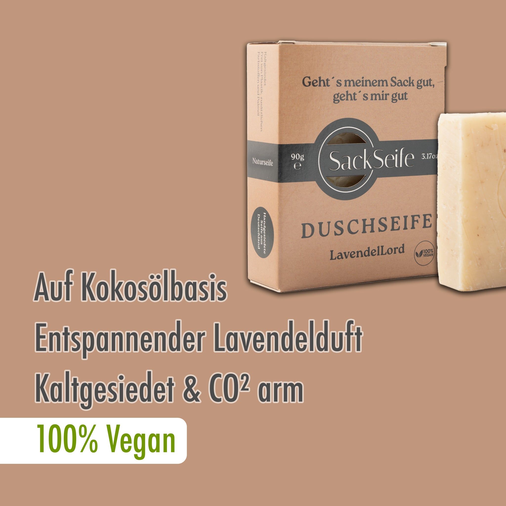 Sapone e confezione. Scritta "SackSeife", "Savon douche Lavendellord". Testo: "Auf Kokosölbasis", "Entspannender Lavendelduft", "100% Vegan".