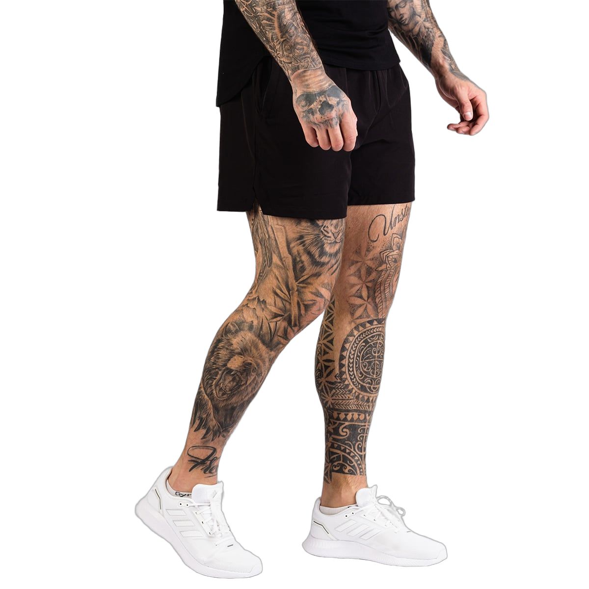 Vista laterale dei pantaloncini da uomo neri, Regular Fit, con logo GymBeam.