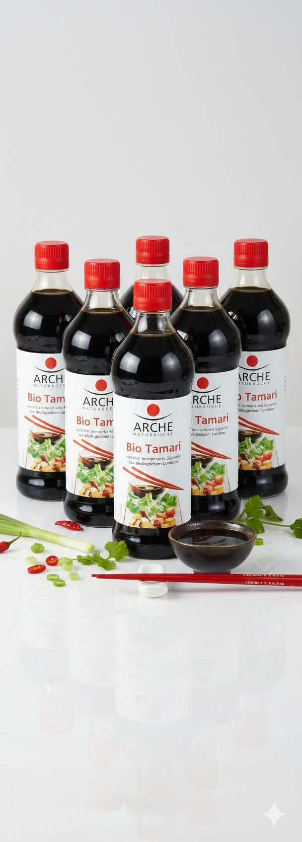 Cinque bottiglie di salsa di soia Arche Bio Tamari su sfondo bianco con guarnizione.
