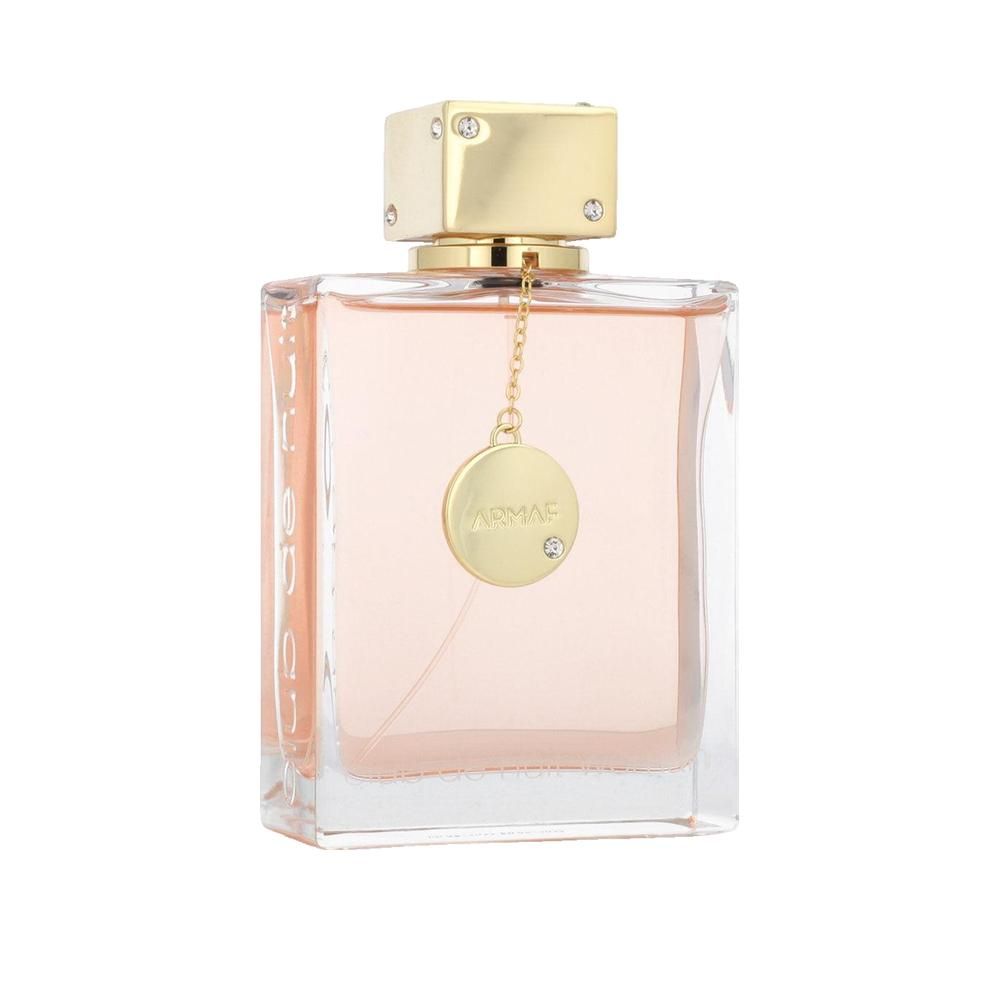 Flacone di profumo rettangolare con tappo dorato. Liquido rosa. Ciondolo con logo e strass.