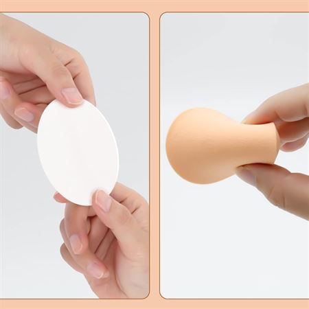 Una mano tiene una spugnetta rotonda bianca per il trucco. Un'altra mano tiene una spugnetta beige sagomata.