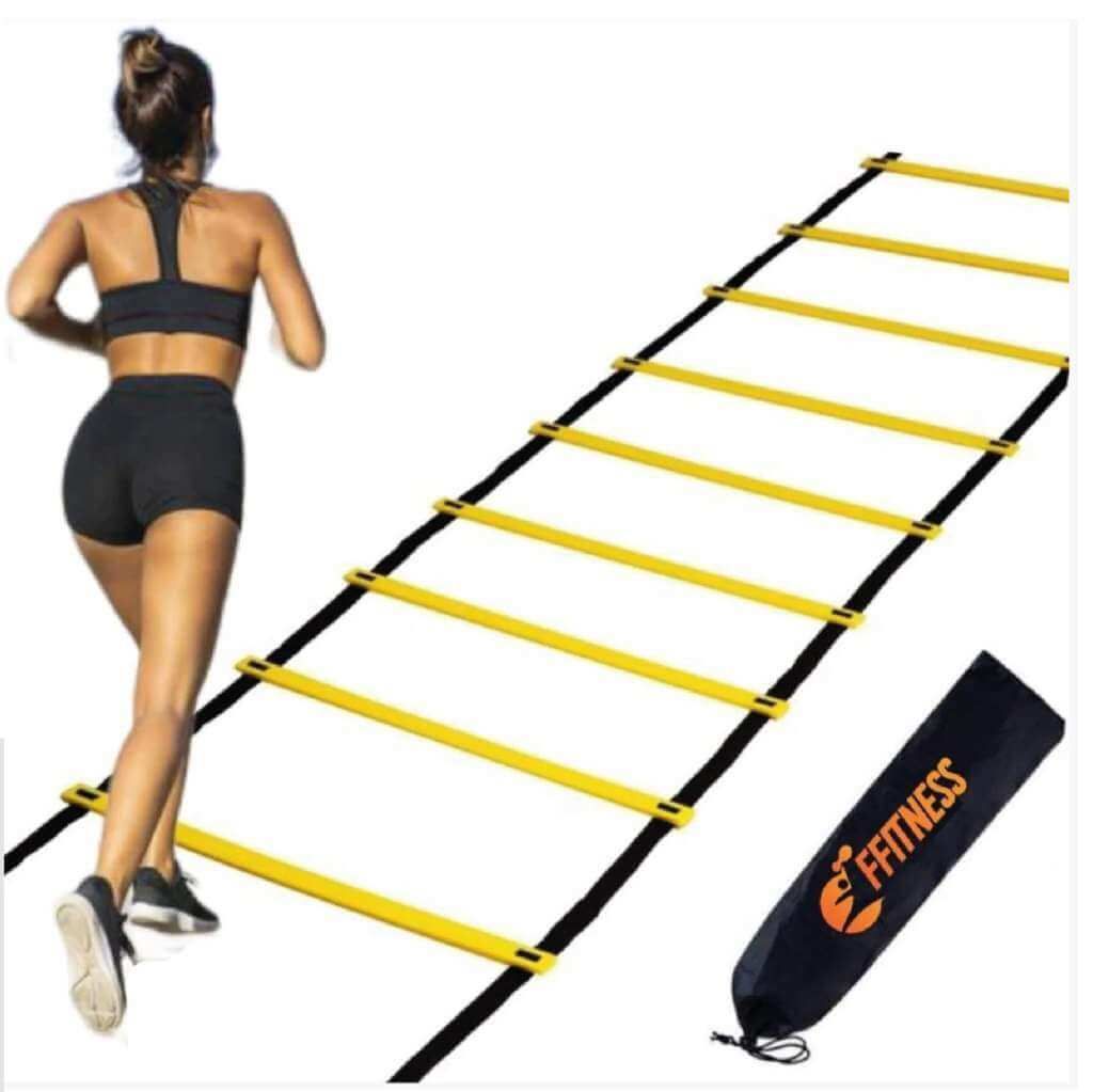 Donna che si allena su scala gialla. Borsa nera con logo FFitness.