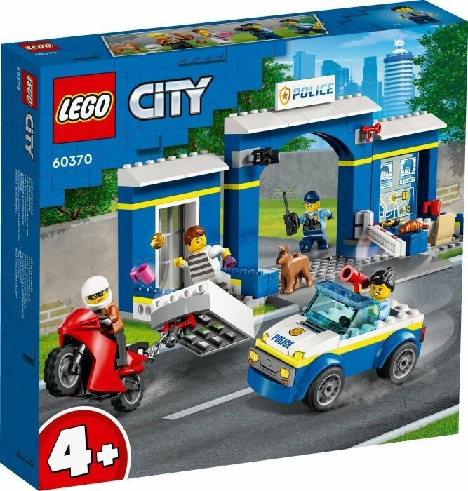 Set LEGO City 60370 Stazione di Polizia. La confezione mostra una stazione di polizia blu con un arco, una moto rossa, un'auto della polizia bianca e blu, minifigure e un cane. Il set include il logo LEGO City e l'età consigliata 4+.