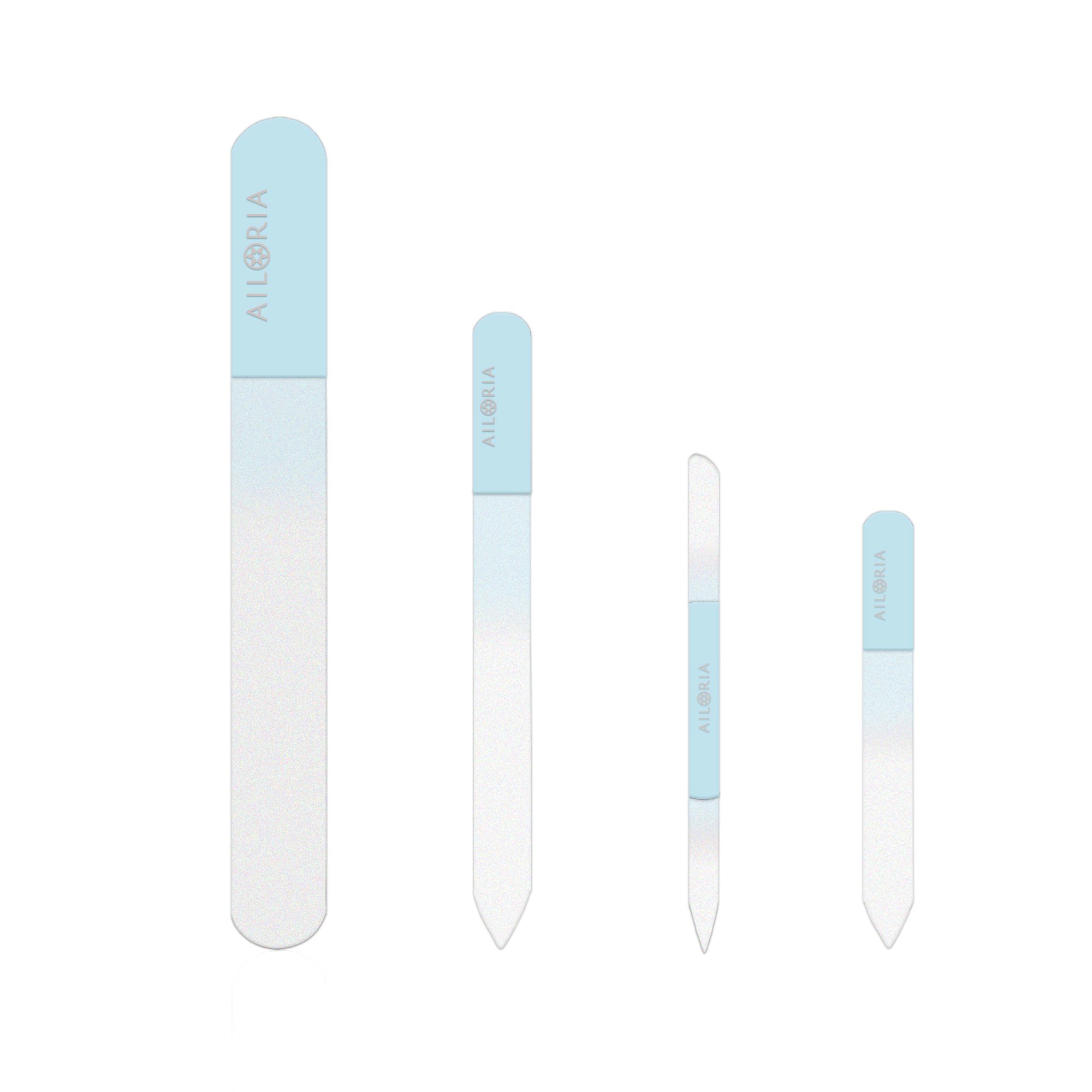 Quattro lime per unghie in vetro di diverse dimensioni. Le lime hanno un'impugnatura azzurra e il marchio AILORIA.