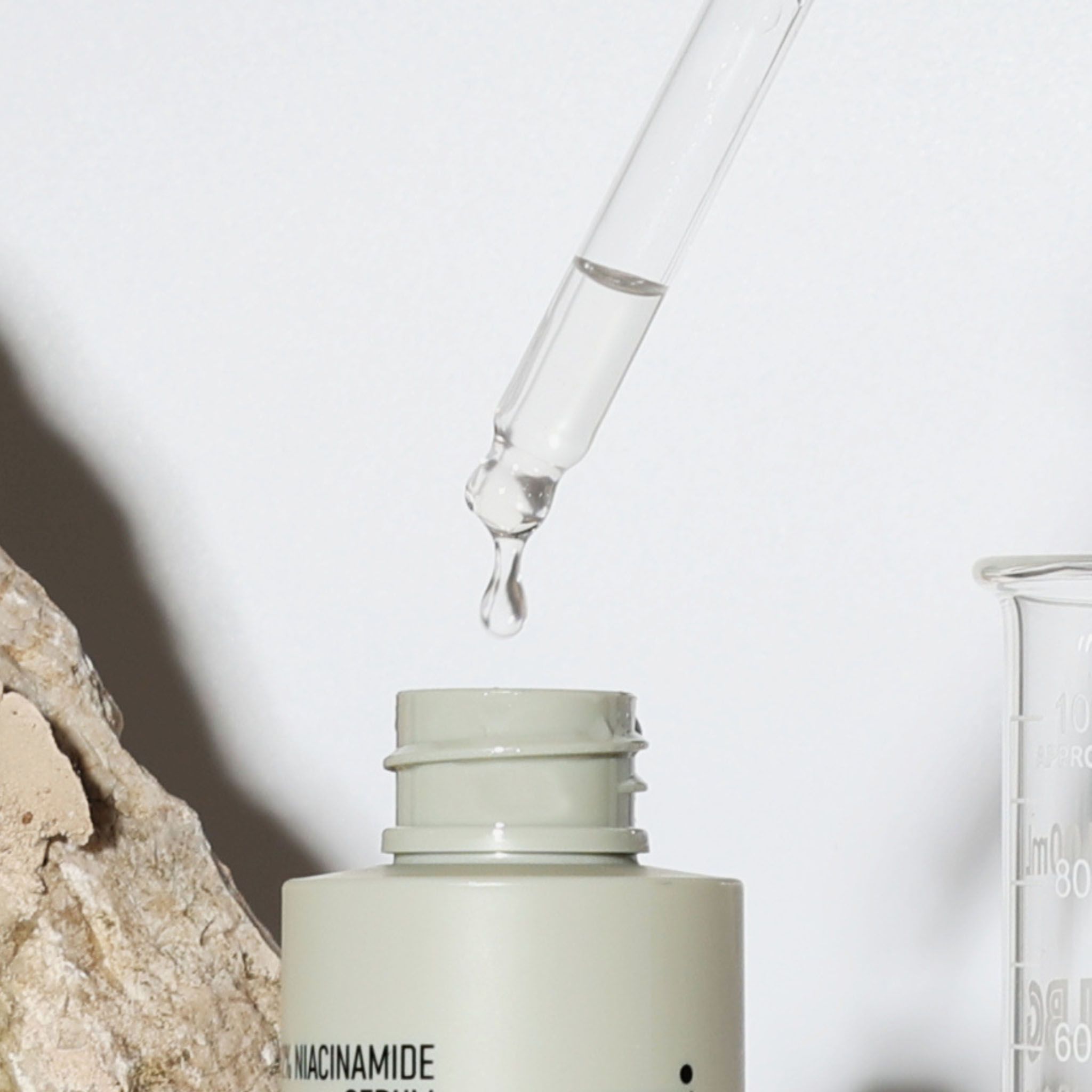 10% Azelaic Acid Cream-Serum, flacone da 30ml, con contagocce.