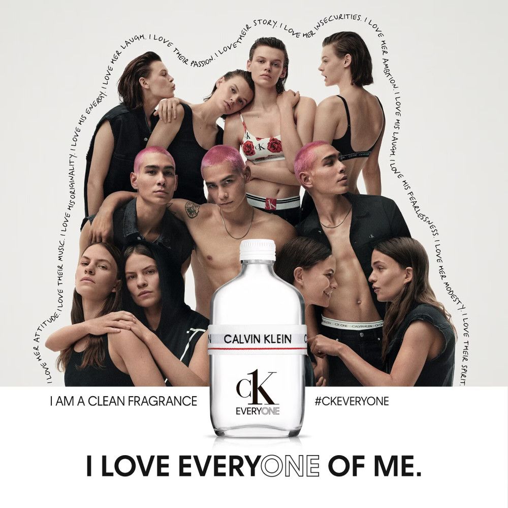 Gruppo di persone attorno a una bottiglia. Sulla bottiglia c'è scritto "CALVIN KLEIN EVERYONE".