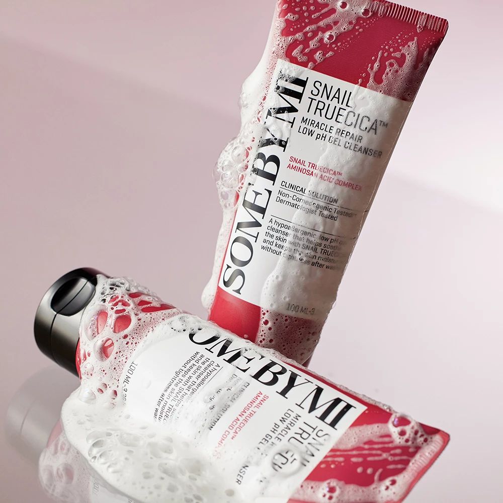 Due tubi rossi con tappo nero. Scritta SOMEBYMI, Snail TrueCICA, Miracle Repair, Low pH Gel Cleanser. Schiuma.