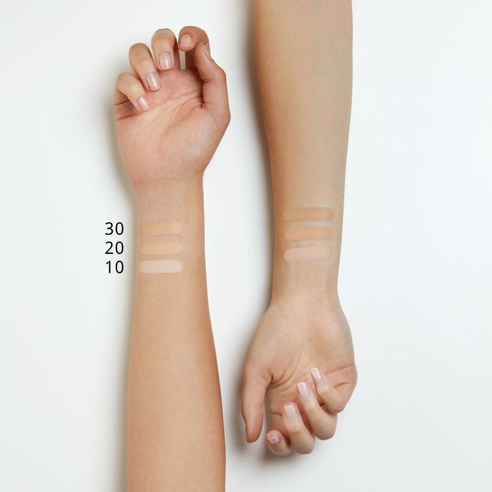 Braccia con tre tonalità di correttore sulla pelle. Numeri colore 10, 20, 30. Confronto tonalità della pelle.