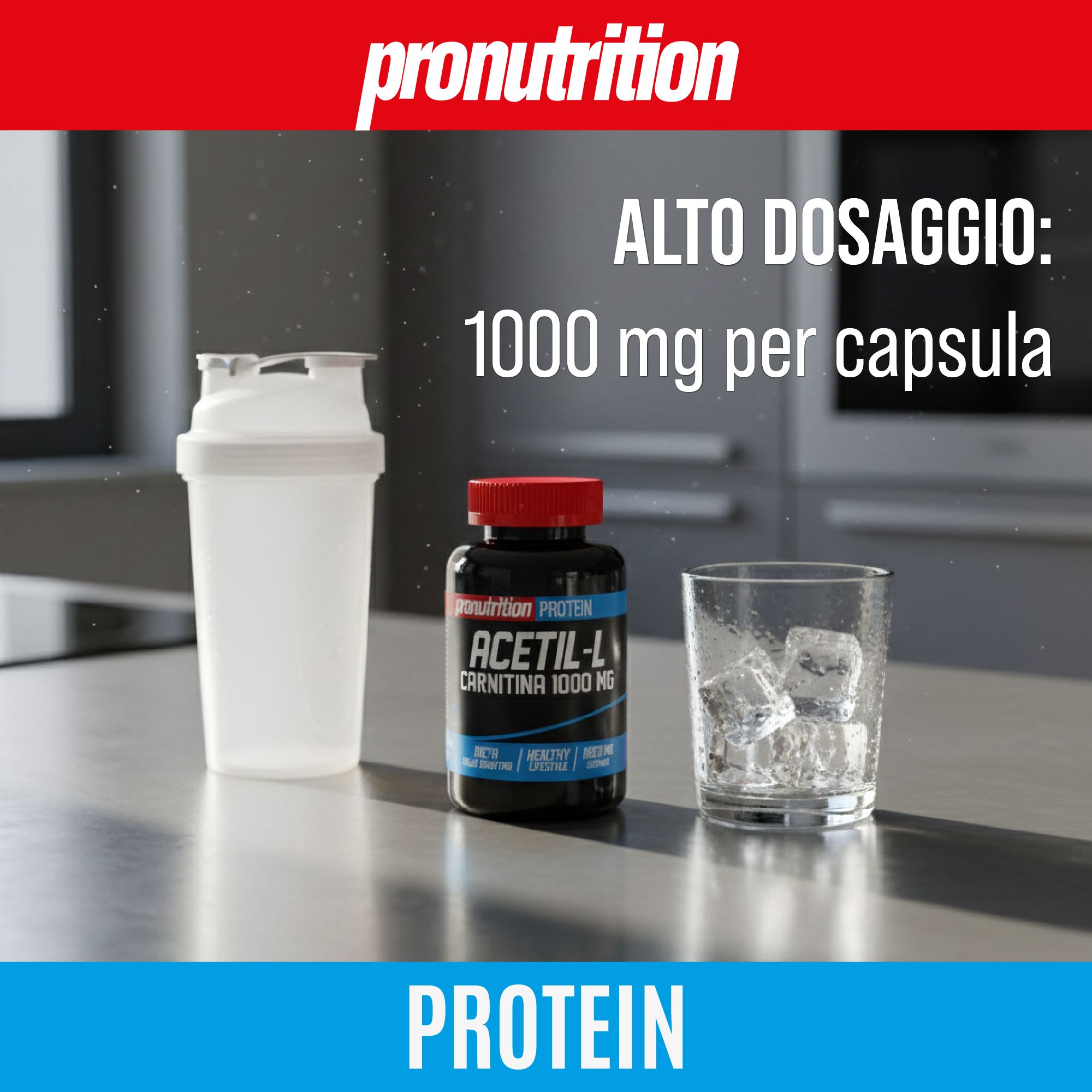 Flacone nero con tappo rosso. Scritta: Acetil-L Carnitina 1000 MG. Accanto shaker e bicchiere con ghiaccio.