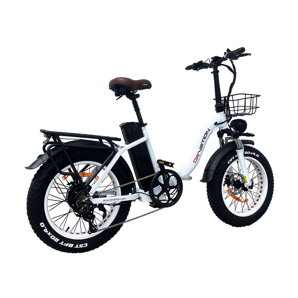 E-bike bianca con portapacchi, sella marrone e marchio DRVETION.