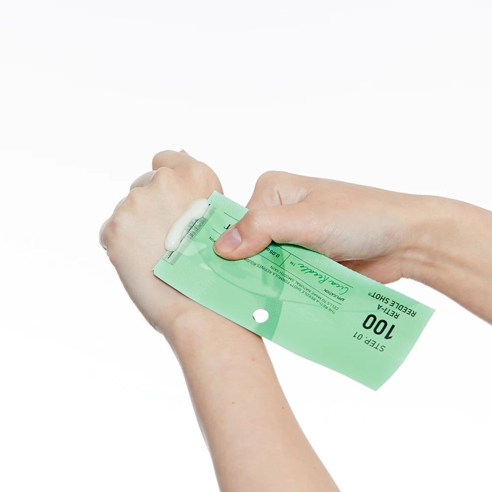 Maschera idrogel VT COSMETICS Reti-A Reedle Shot 100, applicazione sulla mano.