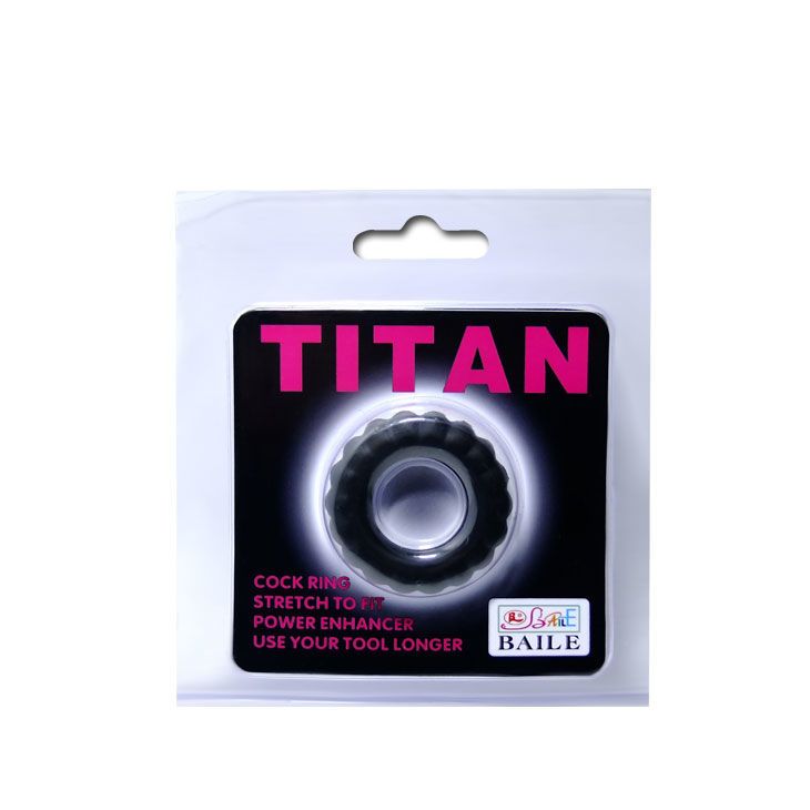 Confezione con anello fallico. Testo: TITAN, COCK RING, STRETCH TO FIT, POWER ENHANCER, USE YOUR TOOL LONGER. Marchio: BAILE.