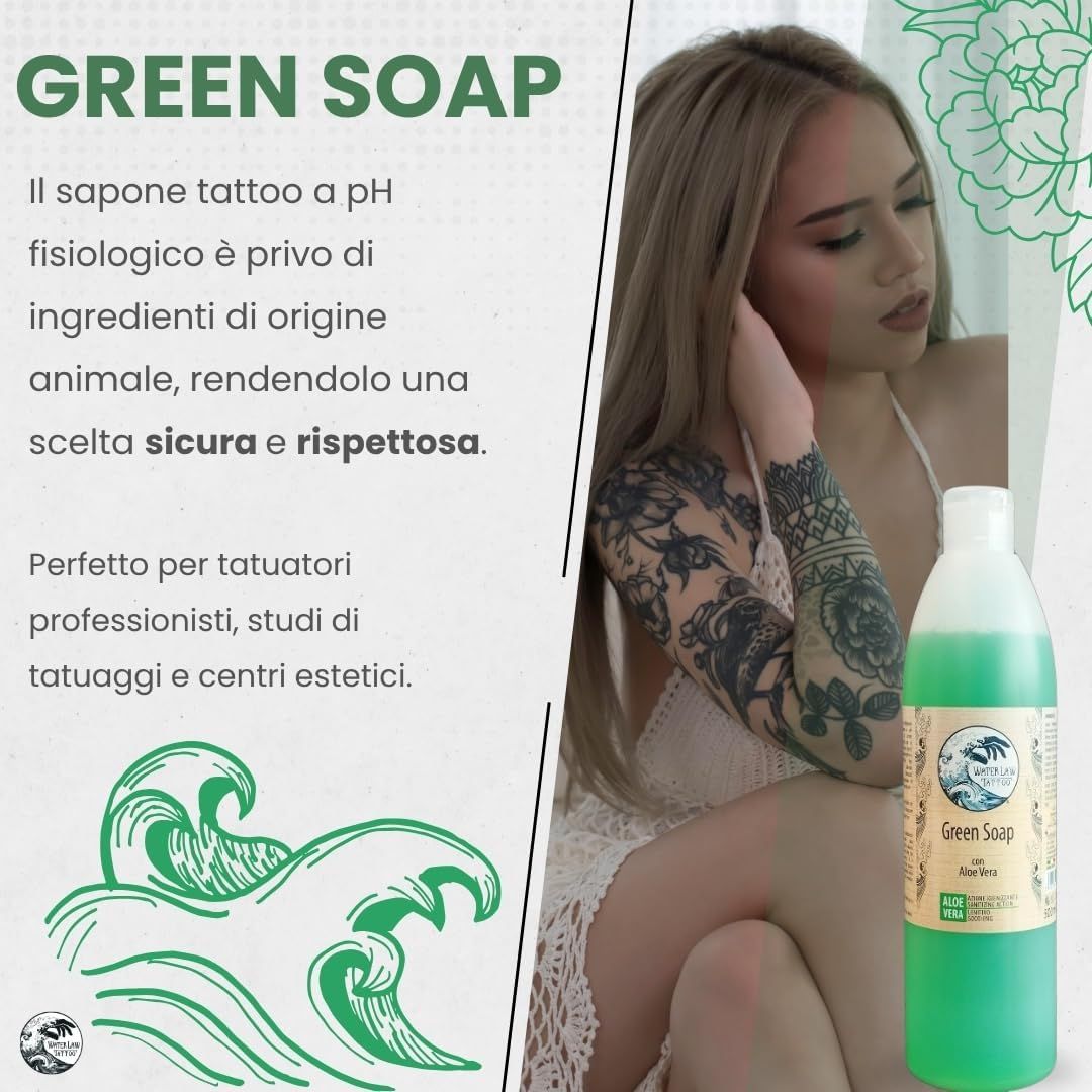 Sapone verde accanto a una donna tatuata. Testo: Green Soap. Sapone pH fisiologico per tatuaggi. Senza ingredienti animali.