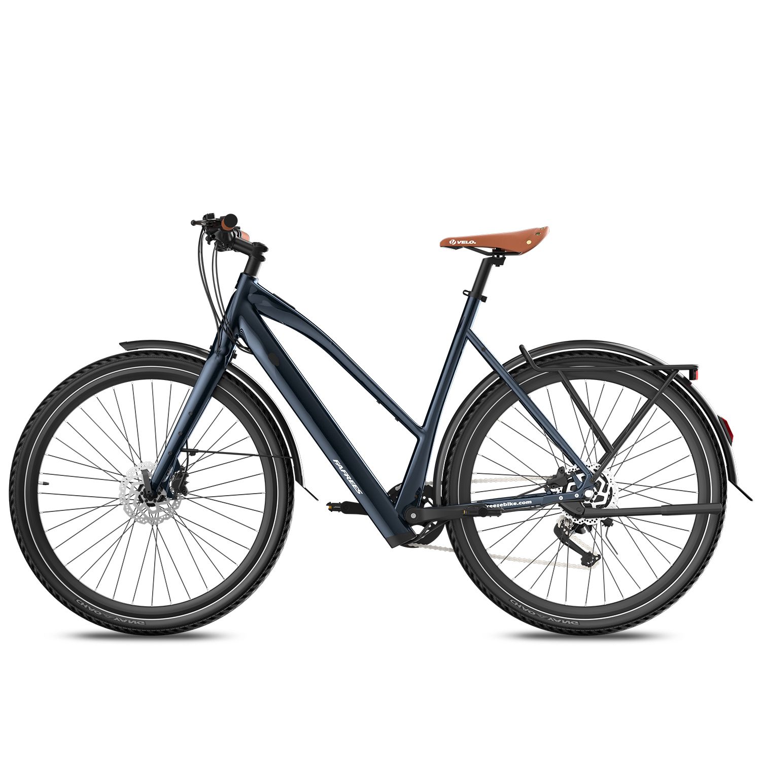 E-bike blu scuro con sella marrone. Parafanghi, portapacchi e freni a disco. Pneumatici con bordo bianco.