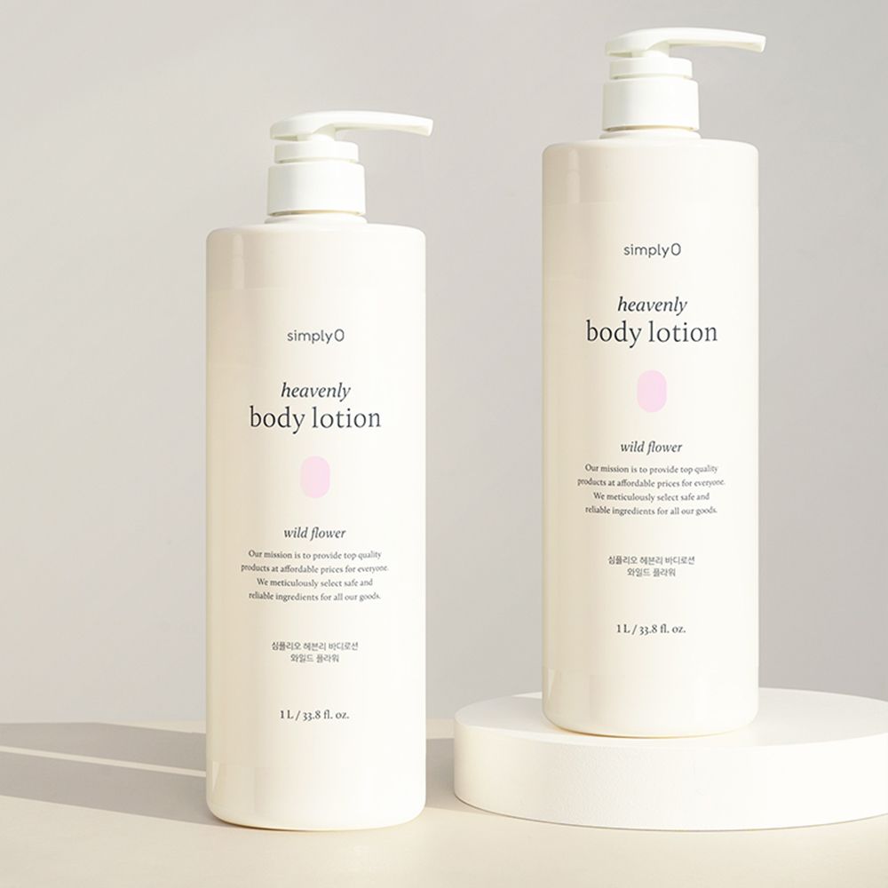 Due flaconi di lozione per il corpo beige con dosatore. Scritta: "simplyO heavenly body lotion wild flower".