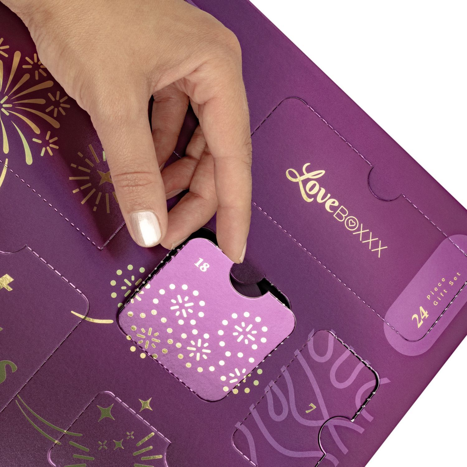 Mano che apre una casella del calendario dell'Avvento. Logo: Loveboxxx. Testo: 24 Piece Gift Set.