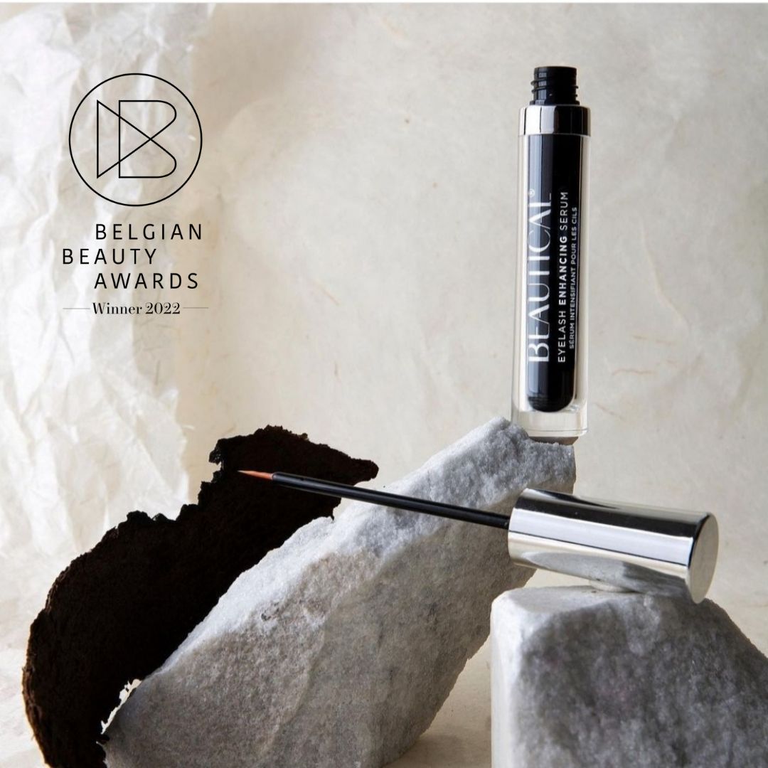 Siero per ciglia Beautical con premio. Flacone nero, tappo argentato, applicatore. Belgian Beauty Awards 2022.