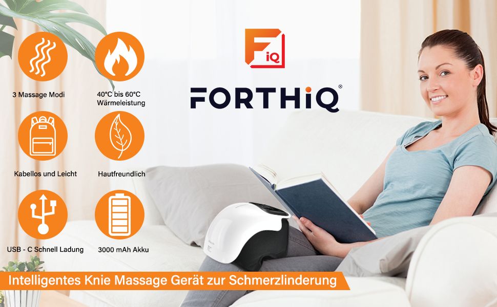 Donna sul divano con massaggiatore per ginocchio FORTHiQ. Logo FORTHiQ. Simboli per modalità, calore, USB-C, batteria. Testo: Massaggiatore per ginocchio intelligente.
