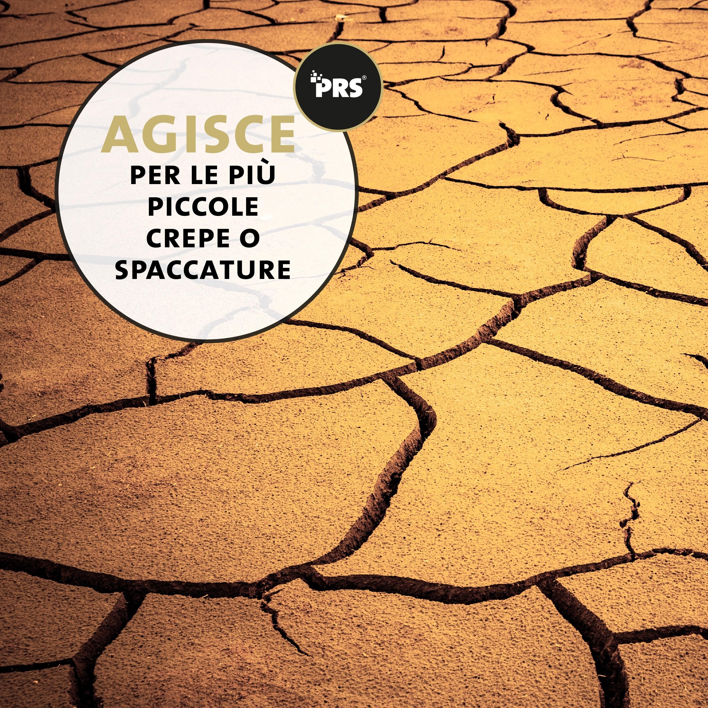 Terreno secco con crepe. Logo PRS. Testo: Agisce sulle più piccole crepe o spaccature.